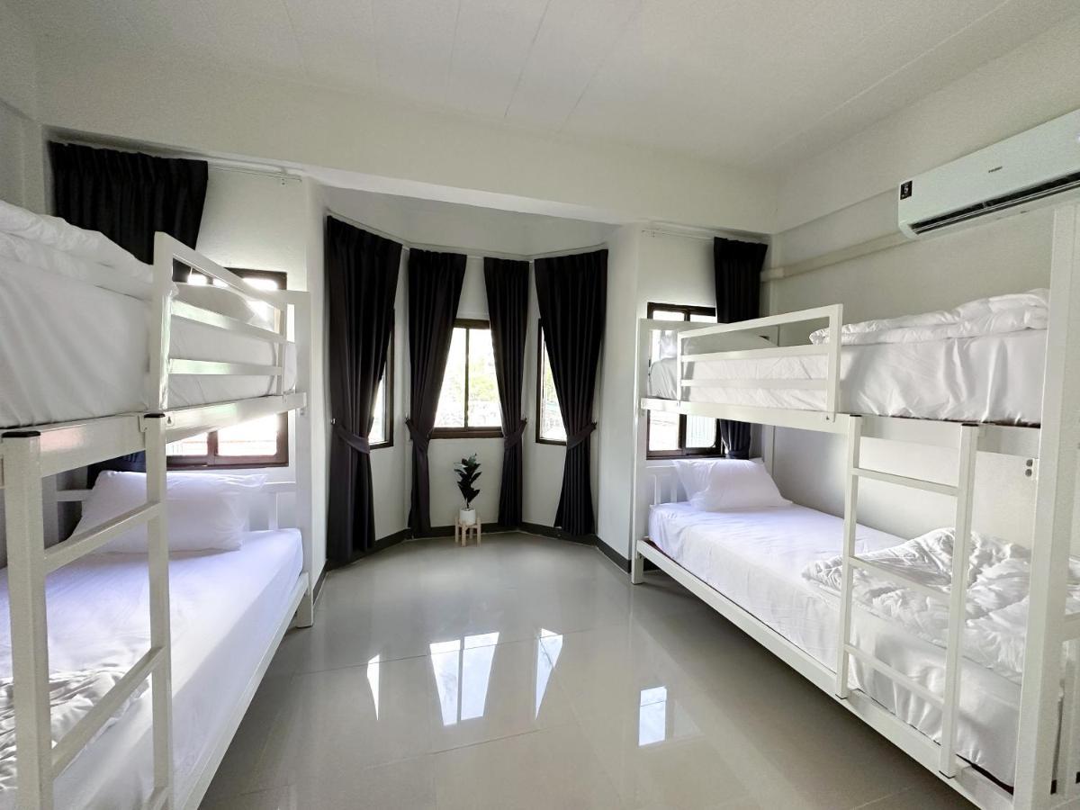 Montana Hotel & Hostel Phuket Karon Quarto foto