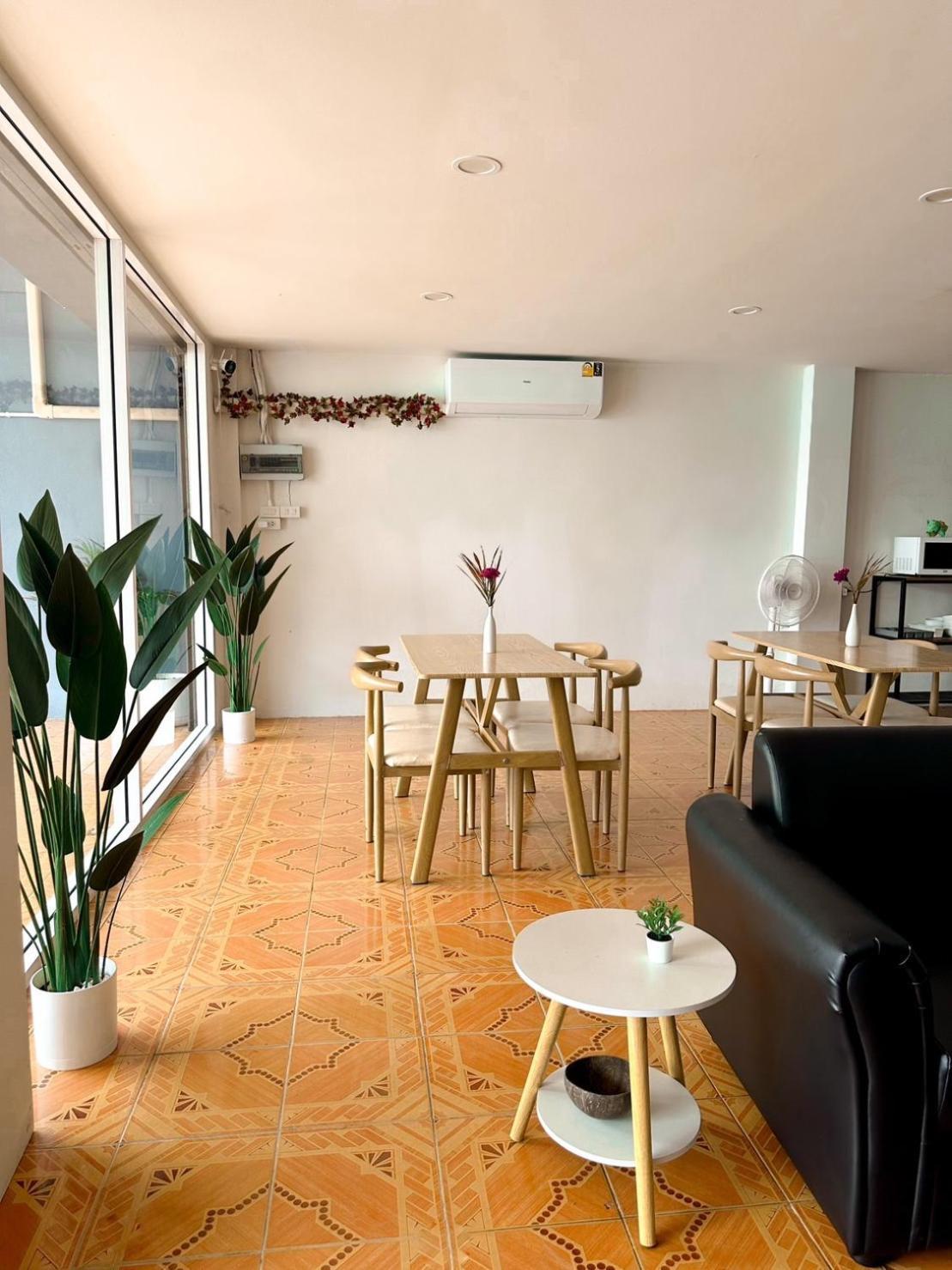 Montana Hotel & Hostel Phuket Karon Exterior foto